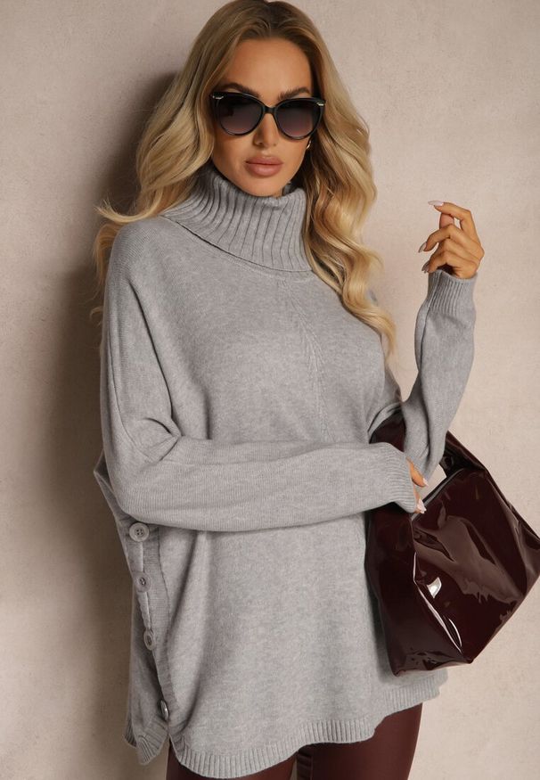 Renee - Szary Golf o Klasycznym Fasonie z Guzikami na Dole Atteoria. Okazja: do pracy. Typ kołnierza: golf. Kolor: szary. Styl: klasyczny