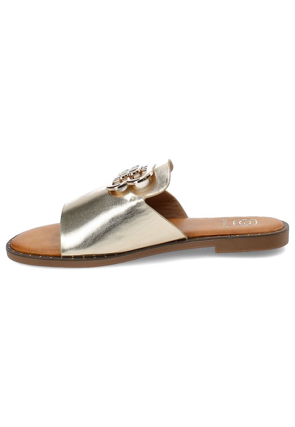 Złote Klapki Givana Modne Obuwie Damskie. Okazja: na plażę. Kolor: złoty. Materiał: materiał. Wzór: aplikacja. Sezon: lato