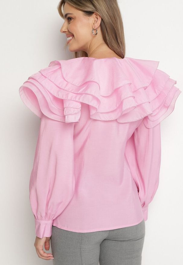 Born2be - Różowa Elegancka Koszula Ozdobiona Falbanami i Guzikami Leristta. Okazja: na co dzień. Kolor: różowy. Materiał: jeans. Wzór: aplikacja. Styl: elegancki