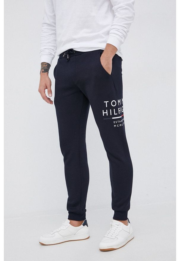 TOMMY HILFIGER - Tommy Hilfiger - Spodnie. Kolor: niebieski. Materiał: bawełna, dzianina. Wzór: nadruk