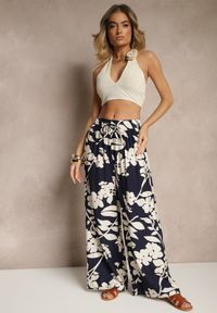 Renee - Granatowe Szerokie Spodnie z Wiskozy High Waist w Kwiatowy Wzór Elaneora. Okazja: na co dzień. Stan: podwyższony. Kolor: niebieski. Materiał: wiskoza. Wzór: kwiaty. Styl: elegancki, casual