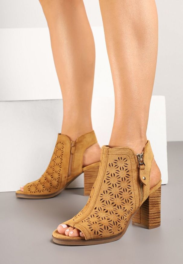 Born2be - Brązowe Ażurowe Sandały Botki Peep Toe na Słupku Julitae. Okazja: na co dzień. Nosek buta: otwarty. Kolor: brązowy. Materiał: jeans. Wzór: ażurowy. Obcas: na słupku. Styl: klasyczny, elegancki, casual