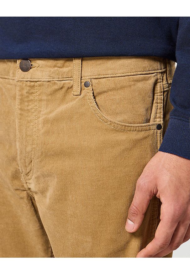 Wrangler - MĘSKIE SPODNIE SZTRUKSOWE WRANGLER GREENSBORO TIGERS EYE 11235740. Materiał: sztruks