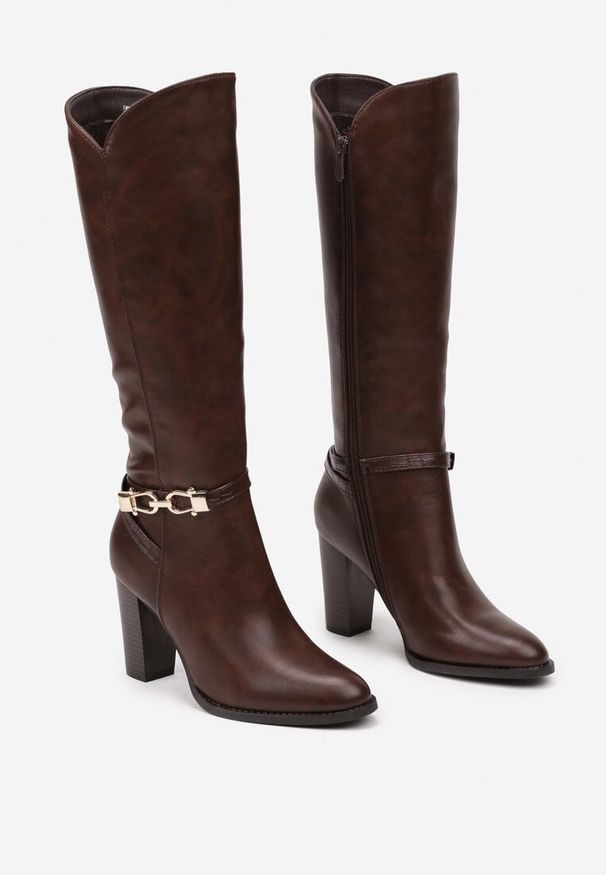 Born2be - Brązowe Kozaki na Słupku z Minimalistyczną Klamerką Vortifra. Okazja: na co dzień. Zapięcie: klamry. Kolor: brązowy. Materiał: jeans. Szerokość cholewki: normalna. Sezon: zima, jesień. Obcas: na słupku. Styl: casual, elegancki, klasyczny