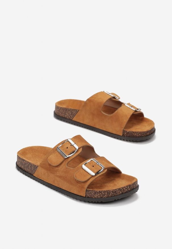 Born2be - Camelowe Klapki Kleogoria. Okazja: na co dzień, na spacer. Sezon: lato. Obcas: na obcasie. Styl: casual, klasyczny, elegancki. Wysokość obcasa: niski