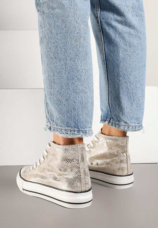 Born2be - Złote Trampki za Kostkę Ozdobione Tłoczeniem Jollevia. Okazja: na co dzień. Wysokość cholewki: za kostkę. Kolor: złoty. Materiał: jeans. Wzór: aplikacja. Styl: casual