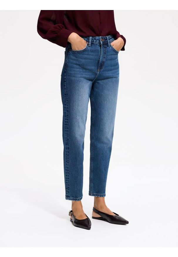 Reserved - Jeansy mom fit slim - granatowy. Kolor: niebieski