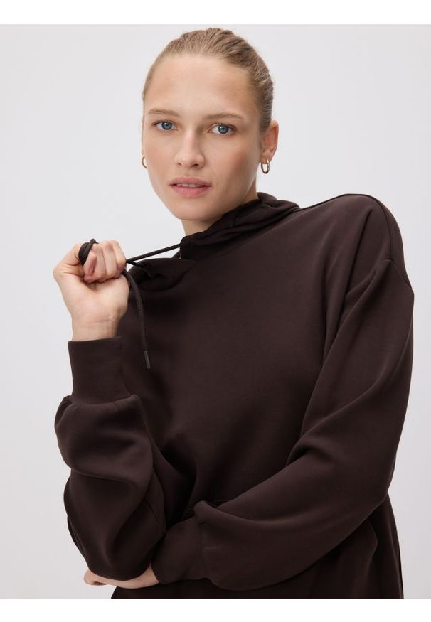 Reserved - Gładka bluza z modalem - ciemnobrązowy. Kolor: brązowy. Materiał: dzianina. Wzór: gładki