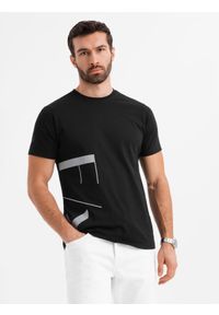 Ombre Clothing - Męska koszulka z bawełnianego jerseyu z dużym bocznym napisem – czarna V1 - Rozmiar: XL. Okazja: na co dzień. Kolor: czarny. Materiał: jersey, bawełna. Wzór: napisy. Styl: klasyczny, sportowy, casual #3