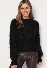 Born2be - Czarny Sweter z Puszystymi Piórkami i Kwiatkami Arrgelia. Okazja: na randkę. Kolekcja: plus size. Kolor: czarny. Materiał: jeans. Długość rękawa: długi rękaw. Długość: długie. Wzór: kwiaty #1