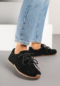 Renee - Czarne Sneakersy Ozdobione Podwójnym Sznurowaniem Lirania. Okazja: na co dzień. Zapięcie: sznurówki. Kolor: czarny. Materiał: jeans. Wzór: aplikacja. Obcas: na obcasie. Wysokość obcasa: niski