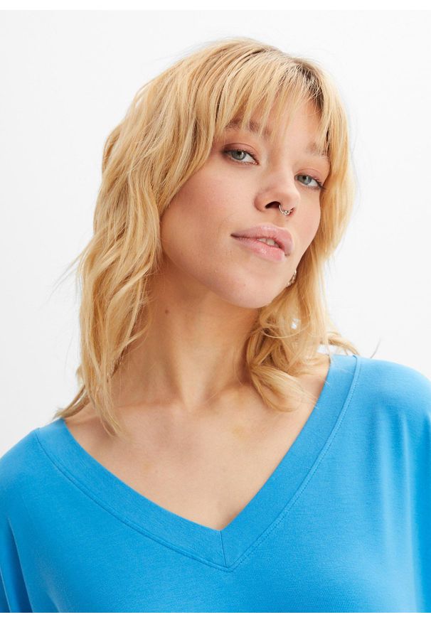 bonprix - Bluzka z lejącej mieszanki wiskozy. Kolor: niebieski. Materiał: elastan, wiskoza. Długość: długie