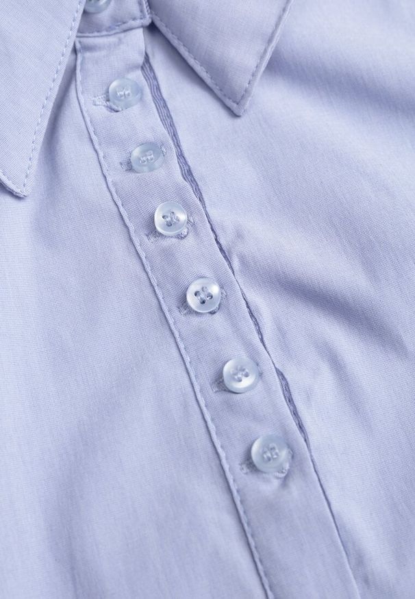 Renee - Jasnoniebieska Gładka Koszula z Krótkimi Rękawami i Kołnierzem Hollitta. Okazja: na co dzień. Kolor: niebieski. Długość rękawa: krótki rękaw. Długość: krótkie. Wzór: gładki. Styl: casual, klasyczny