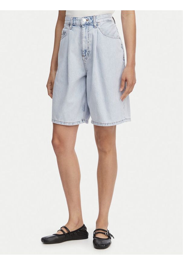 Tommy Jeans Szorty jeansowe DW0DW22709 Niebieski jasny Loose Fit. Kolor: niebieski. Materiał: bawełna