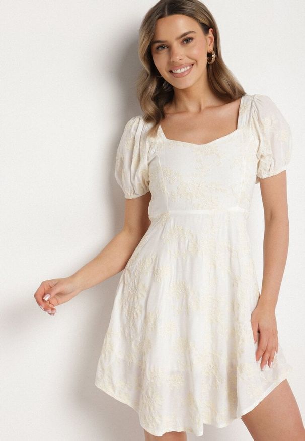 Born2be - Biała Wiskozowa Sukienka w Kwiaty Lunobella. Okazja: na co dzień. Kolor: biały. Materiał: wiskoza. Długość rękawa: długi rękaw. Wzór: kwiaty. Typ sukienki: sportowe. Styl: casual, elegancki, sportowy