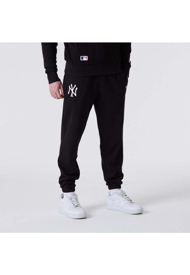 New Era - Jogging New York Yankees MLB Team Logo. Kolor: wielokolorowy, biały, czarny. Materiał: bawełna, poliester. Sport: bieganie