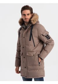 Ombre Clothing - Kurtka męska parka zimowa - jasnobrązowa V6 OM-JALJ-0132 - M. Kolor: brązowy. Materiał: poliester, futro. Długość: długie. Wzór: aplikacja. Sezon: zima
