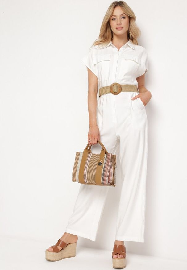 Born2be - Biały Kombinezon Utility z Paskiem Plecionym z Okrągłą Klamrą Vesalia. Okazja: na co dzień. Kolor: biały. Długość rękawa: krótki rękaw. Długość: krótkie. Wzór: aplikacja. Styl: klasyczny, casual, elegancki