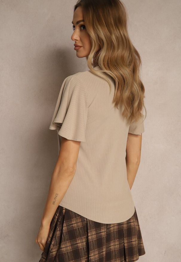 Renee - Ciemnobeżowa Bluzka Ozdobiona Rozkloszowanymi Rękawami Sunetha. Okazja: na co dzień. Typ kołnierza: dekolt w kształcie V. Kolor: beżowy. Materiał: jeans. Wzór: aplikacja. Styl: casual, elegancki