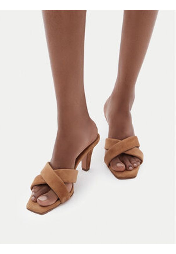 Gino Rossi - GINO ROSSI Klapki EO-GL95F-970 Brązowy. Kolor: brązowy. Materiał: skóra, zamsz