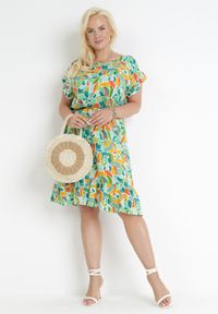 Born2be - Zielona Pudełkowa Sukienka Midi z Materiałowym Paskiem z Bawełny w Kwiaty Heidia. Typ kołnierza: kołnierz z falbankami. Kolekcja: plus size. Kolor: zielony. Materiał: bawełna, materiał. Wzór: kwiaty. Typ sukienki: dla puszystych. Długość: midi #3