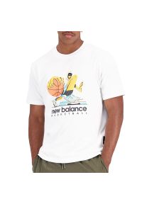 Koszulka New Balance MT31589WT - biała. Kolor: biały. Materiał: bawełna, materiał. Długość rękawa: krótki rękaw. Długość: krótkie. Wzór: napisy. Sport: koszykówka