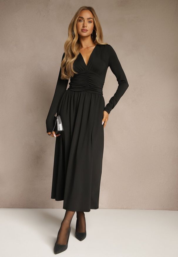 Renee - Czarna Taliowana Sukienka Longsleeve z Wiskozą z Marszczeniem i Dekoltem V Elirie. Okazja: na randkę, na imprezę. Kolor: czarny. Materiał: wiskoza. Długość rękawa: długi rękaw. Typ sukienki: oversize