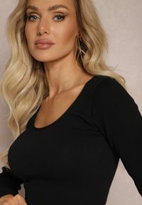 Renee - Czarna Dopasowana Bluzka w Prążki o Krótkim Kroju Elowenia. Kolor: czarny. Długość: krótkie. Wzór: prążki. Styl: sportowy #4