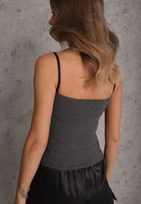 Renee - Szary Top z Wiskozy na Podwójnych Ramiączkach Indrea. Okazja: na co dzień. Kolor: szary. Materiał: wiskoza. Długość rękawa: na ramiączkach. Styl: casual, klasyczny #3