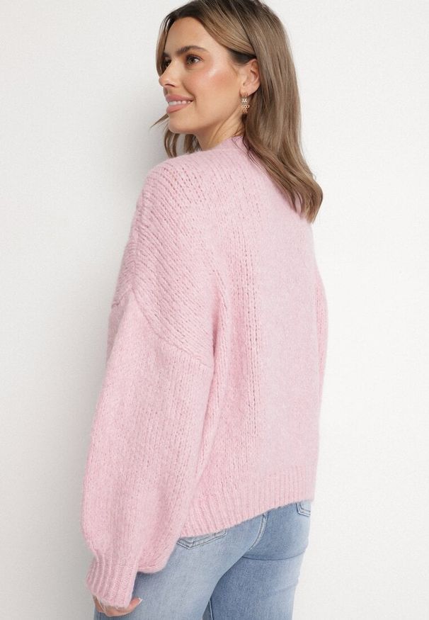 Born2be - Różowy Sweter z Wełną Zdobiony Warkoczowym Splotem Lakkaria. Okazja: na co dzień. Kolor: różowy. Materiał: wełna. Długość rękawa: długi rękaw. Długość: długie. Wzór: aplikacja, ze splotem. Styl: elegancki, casual