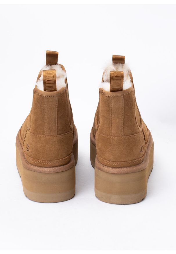 Ugg - Sztyblety damskie brązowe UGG W NEUMEL PLATFORM CHELSEA. Kolor: brązowy. Materiał: zamsz, lyocell, skóra, wełna. Szerokość cholewki: normalna. Obcas: na platformie. Styl: elegancki