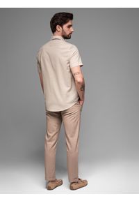 Ombre Clothing - Koszula męska z lnu i bawełny z krótkim rękawem i kieszonką – beżowa V4. Kolor: beżowy. Materiał: len, bawełna. Długość rękawa: krótki rękaw. Długość: krótkie. Sezon: lato #5