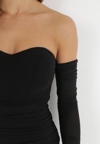 Born2be - Czarna Dopasowana Sukienka Mini z Odkrytymi Ramionami Alillinus. Kolor: czarny. Materiał: tkanina. Typ sukienki: z odkrytymi ramionami. Styl: wizytowy. Długość: mini #3