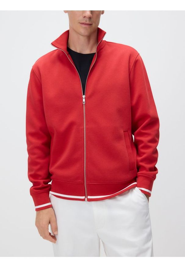 Reserved - Rozpinana bluza ze stójką - czerwony. Typ kołnierza: kołnierzyk stójkowy. Kolor: czerwony. Materiał: dzianina, bawełna