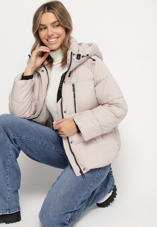 Born2be - Beżowa Oversizowa Kurtka z Pikowanymi Przeszyciami i Kapturem Galimea. Okazja: na co dzień. Kolor: beżowy. Materiał: poliester, jeans. Wzór: aplikacja. Styl: casual, klasyczny