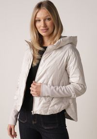 Born2be - Jasnoszara Kurtka z Kapturem Pikowana z Materiałowymi Wykończeniami Sofie. Okazja: na co dzień. Typ kołnierza: kaptur. Kolor: szary. Materiał: materiał. Styl: casual #1