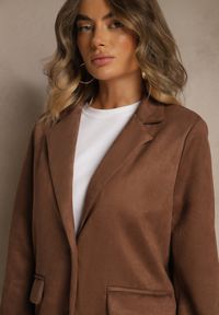 Renee - Brązowa Oversizowa Marynarka Pudełkowa z Imitacji Zamszu Alenella. Okazja: na co dzień. Kolor: brązowy. Materiał: zamsz. Wzór: grochy. Styl: klasyczny, casual #3