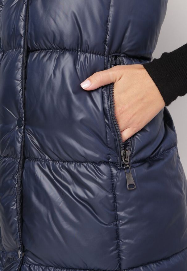 Born2be - Granatowa Kamizelka o Długim Pikowanym Fasonie z Odpinanym Kapturem Glonte. Okazja: na co dzień. Kolor: niebieski. Materiał: tkanina, materiał. Długość: długie. Styl: casual, klasyczny