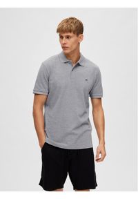 Selected Homme Polo 16087839 Szary Regular Fit. Typ kołnierza: polo. Kolor: szary. Materiał: bawełna