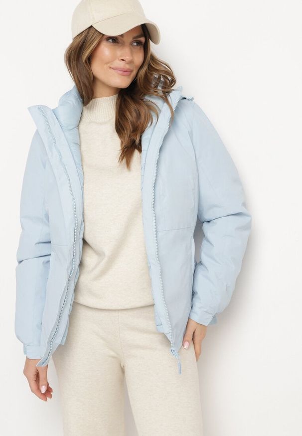 Born2be - Jasnoniebieska Kurtka Wiatrówka z Odpinanym Kapturem z Odpinaną Pikowaną Stroną Zinlia. Kolor: niebieski. Materiał: jeans. Długość rękawa: długi rękaw. Długość: długie