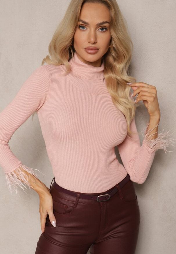 Renee - Jasnoróżowy Golf z Prążkowanego Materiału z Wiskozą Zdobiony Wstawkami z Piór Ittania. Typ kołnierza: golf. Kolor: różowy. Materiał: wiskoza, materiał, prążkowany. Wzór: aplikacja. Sezon: zima