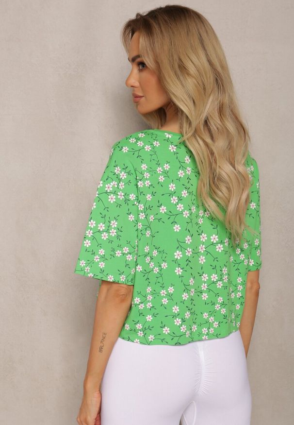 Renee - Zielony Oversize T-shirt Krótki z Bawełny Ozdobiony Napisem i Printem Dawene. Okazja: na co dzień. Kolor: zielony. Materiał: bawełna. Długość: krótkie. Wzór: nadruk, aplikacja, napisy. Styl: casual