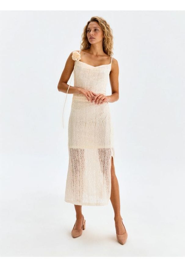 Sinsay - Sukienka midi na ramiączkach z elementem 3D w kształcie róży - kremowy. Kolor: kremowy. Długość rękawa: na ramiączkach. Długość: midi
