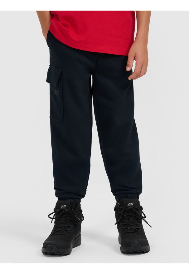 4f - 4F Spodnie dresowe joggery chłopięce - granatowe 122 (6-7 lat). Okazja: na co dzień. Kolor: niebieski. Materiał: dresówka. Sezon: lato. Styl: casual, klasyczny