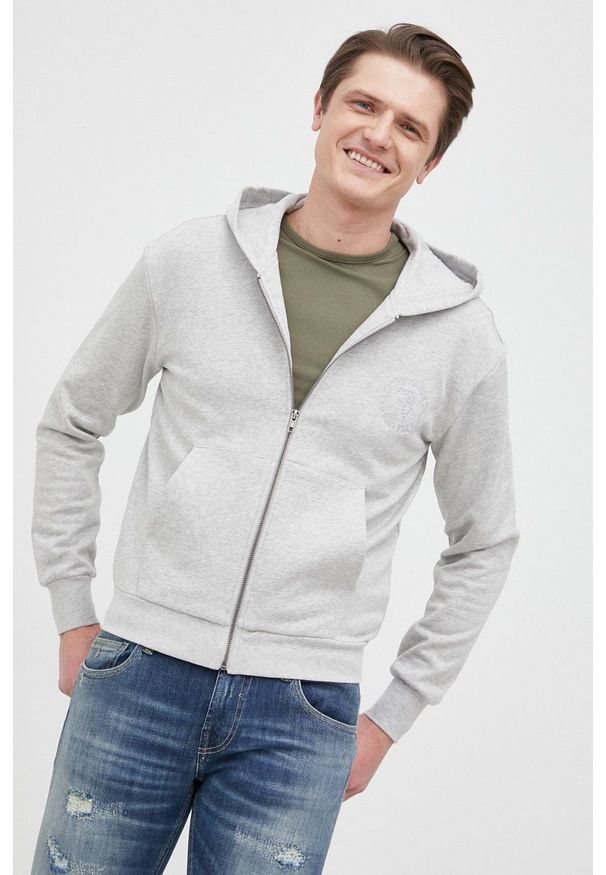 Trussardi Jeans - Trussardi bluza bawełniana męska kolor szary z kapturem gładka. Okazja: na co dzień. Typ kołnierza: kaptur. Kolor: szary. Materiał: bawełna. Wzór: gładki. Styl: casual