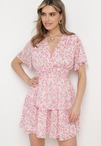 Born2be - Różowa Rozkloszowana Sukienka z Ozdobnymi Marszczeniami i Gumką w Talii i Falbankami Mennata. Typ kołnierza: kołnierz z falbankami. Kolor: różowy. Długość rękawa: krótki rękaw. Styl: klasyczny #6