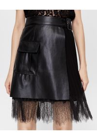SELF PORTRAIT - Czarna kopertowa spódnica mini. Kolor: czarny. Materiał: szyfon, koronka, tkanina. Wzór: koronka. Styl: retro, elegancki #1