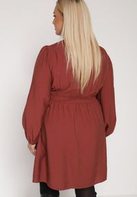 Born2be - Bordowa Rozkloszowana Sukienka z Marszczeniem w Talii i Dekoltem w Serek Salindea. Okazja: na co dzień. Typ kołnierza: dekolt w serek. Kolekcja: plus size. Kolor: czerwony. Długość rękawa: długi rękaw. Typ sukienki: dla puszystych. Styl: casual, elegancki #4