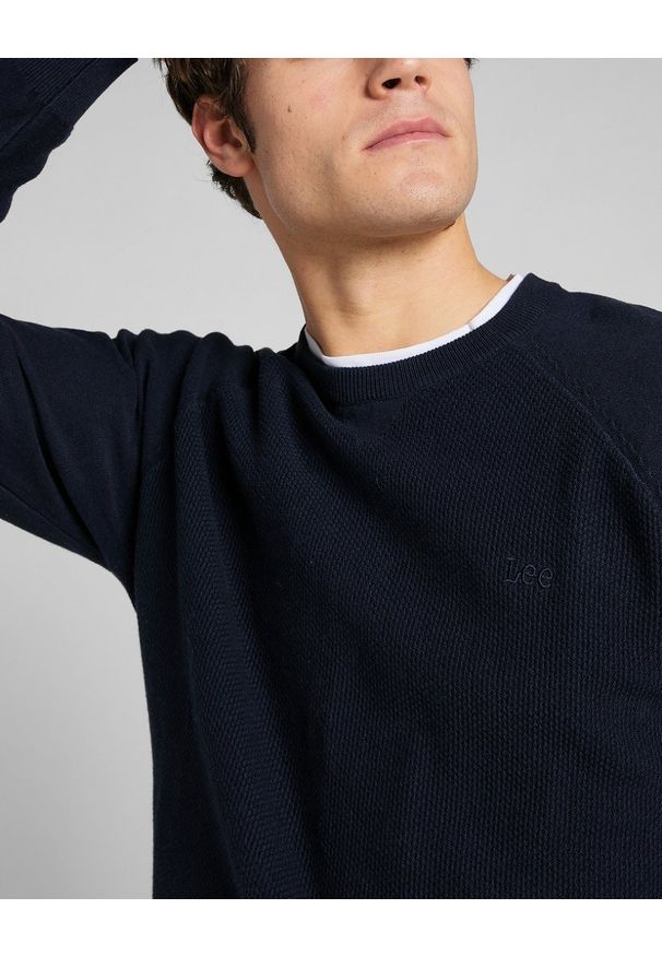 Lee - LEE RAGLAN CREW KNIT MĘSKI SWETER KLASYCZNY LOGO NAVY L83PKH35 112145612. Długość rękawa: raglanowy rękaw. Styl: klasyczny