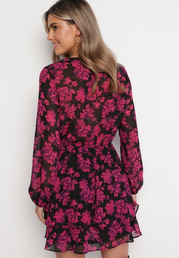 Born2be - Różowa Sukienka Mini o Rozkloszowanym Kroju z Kopertowym Dekoltem Attavia. Typ kołnierza: kołnierz z falbankami. Kolor: różowy. Typ sukienki: kopertowe. Długość: mini